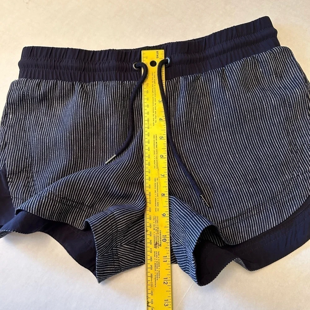 Athleta women’s blue beach side Bali linen‎ shorts in navy striped Sz 2. K20